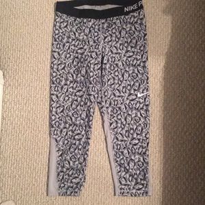 Nike pro crop leggings